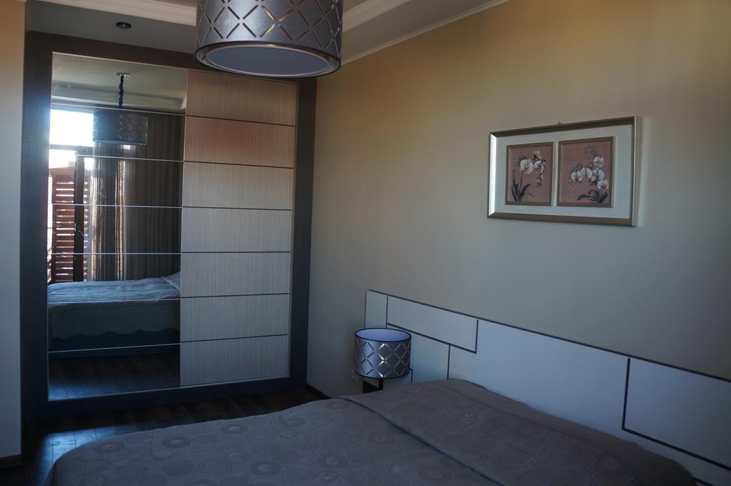 Apartment With Summer Terrace Batoumi Chambre photo